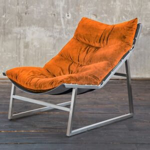 Der besondere Sessel SIRO von KAWOLA ist noch bequemer als er schon auf den ersten Blick vermuten lässt. Das Gestell aus Aluminium ist robust