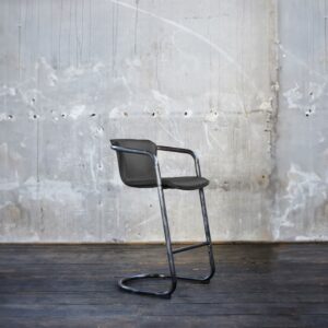 Der Kawola Barhocker Trivia ist ein freischwingender Sitz der mit einer Sitzfläche und Rückenlehne