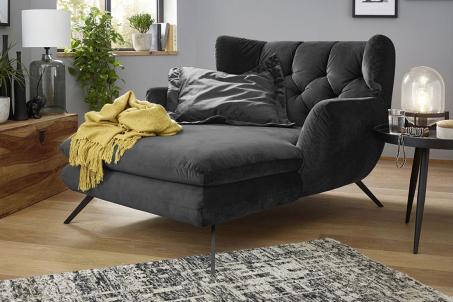 Der KAWOLA Longseat CHARME ist ein ganz besonderes Liegesofa und setzt als wahres Designerstück neue Akzente im Wohnraum. Der Stil des Longseat CHARME erinnert an die sechziger Jahre: Der Rücken wu...