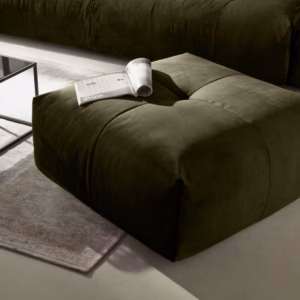 Der moderne Hocker aus der Serie PALACE von KAWOLA besticht mit seinem eleganten Aussehen und seiner weichen Polsterung - ein Hocker