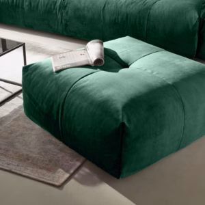 Der moderne Hocker aus der Serie PALACE von KAWOLA besticht mit seinem eleganten Aussehen und seiner weichen Polsterung - ein Hocker