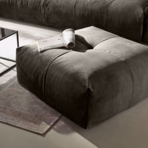 Der moderne Hocker aus der Serie PALACE von KAWOLA besticht mit seinem eleganten Aussehen und seiner weichen Polsterung - ein Hocker