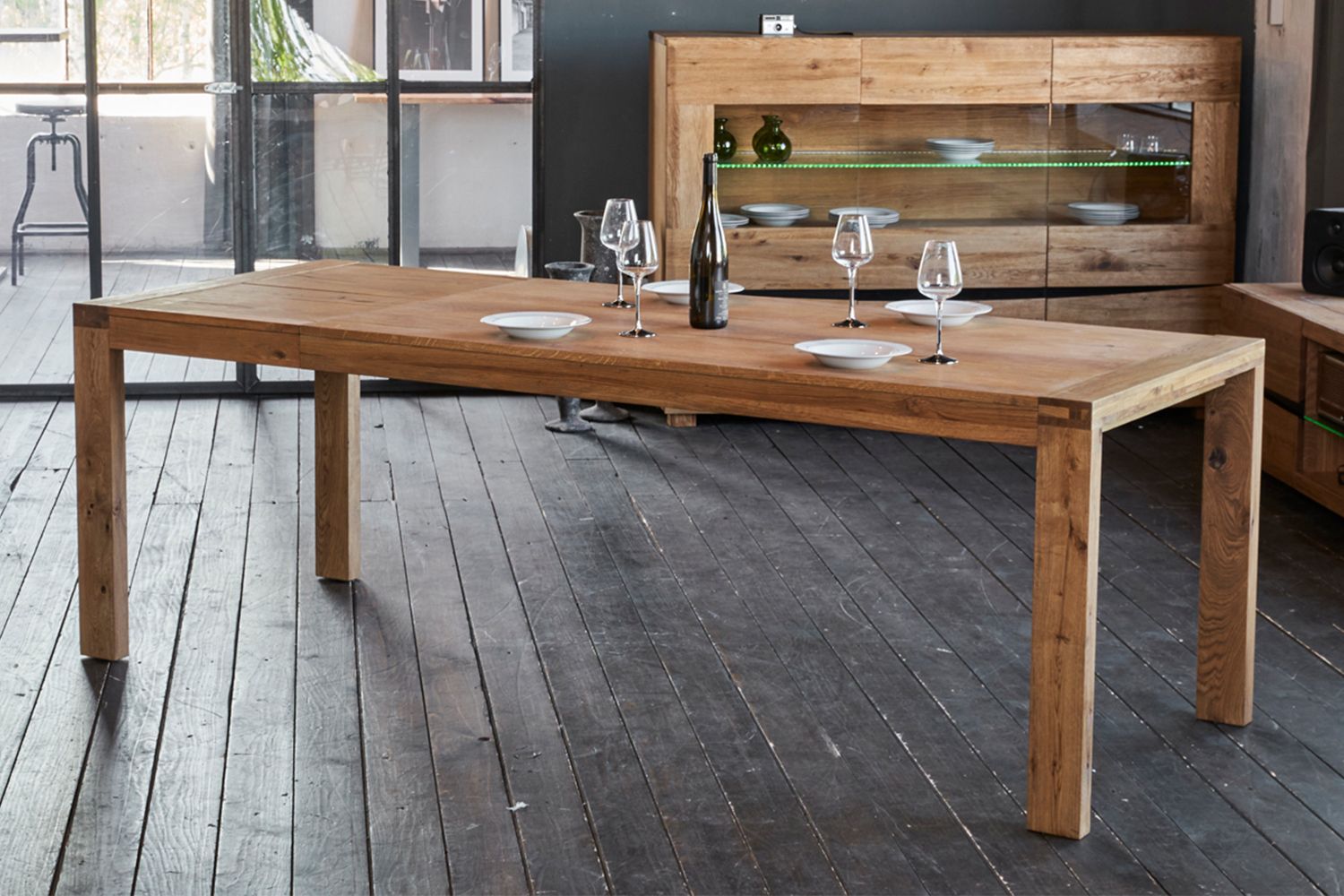 Der KAWOLA Esstisch LIAN besticht mit seinem soliden Stand aufgrund des massiven Eichenholzes. Ein - im wahrsten Sinne - riesiger Bonus ist