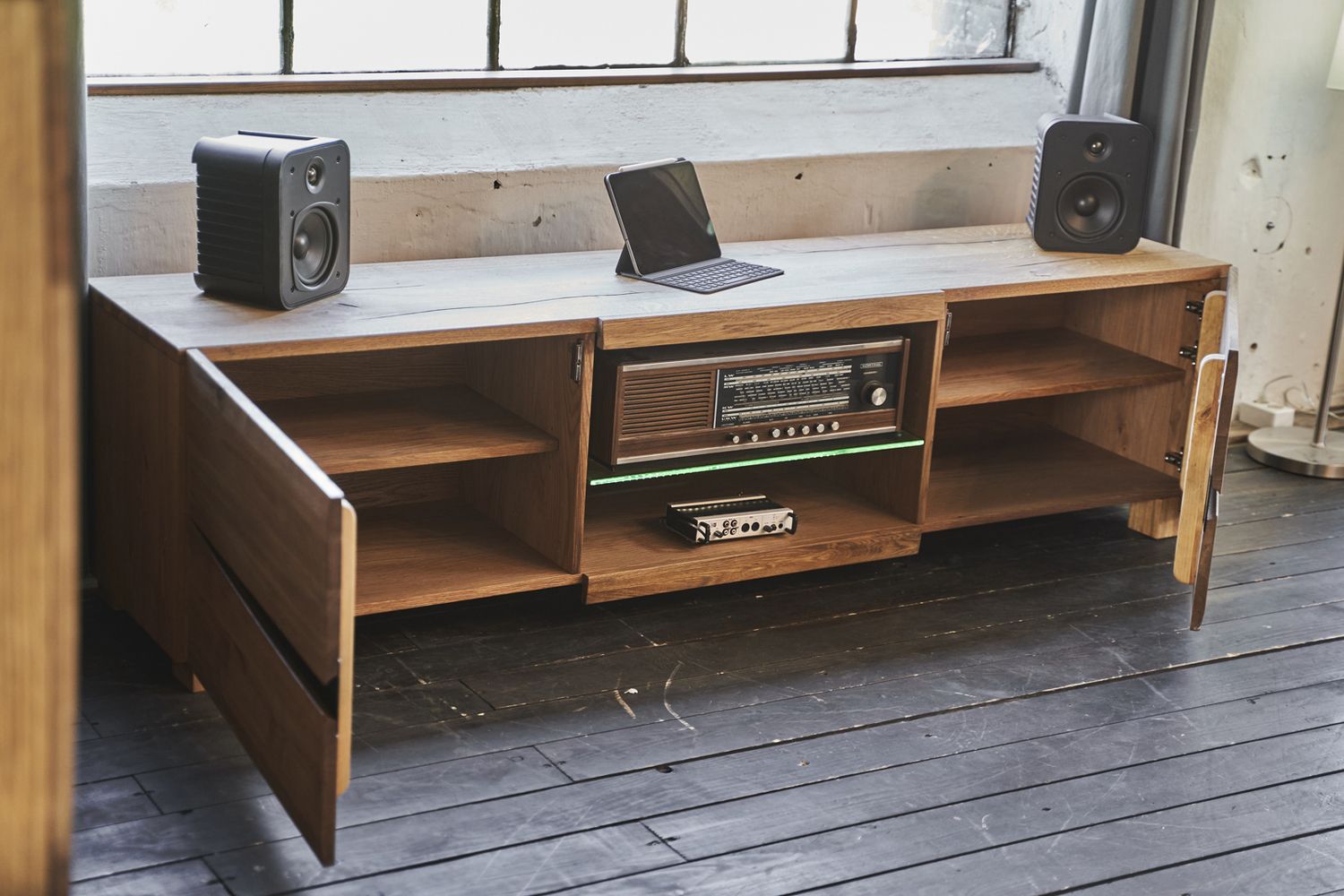 KAWOLA Lowboard YOSHA 2 Türen mit LED Eiche – Bild 2