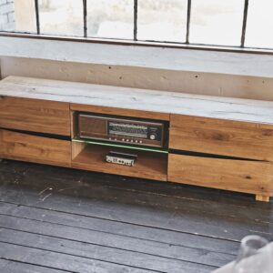 Das KAWOLA TV-Board YOSHA ist ein absoluter Hingucker und setzt ein Statement für modernes und qualitativ hochwertiges Wohnen. Hier kommen keine Wünsche zu kurz. TV-Board beinhaltet insgesamt zwei ...