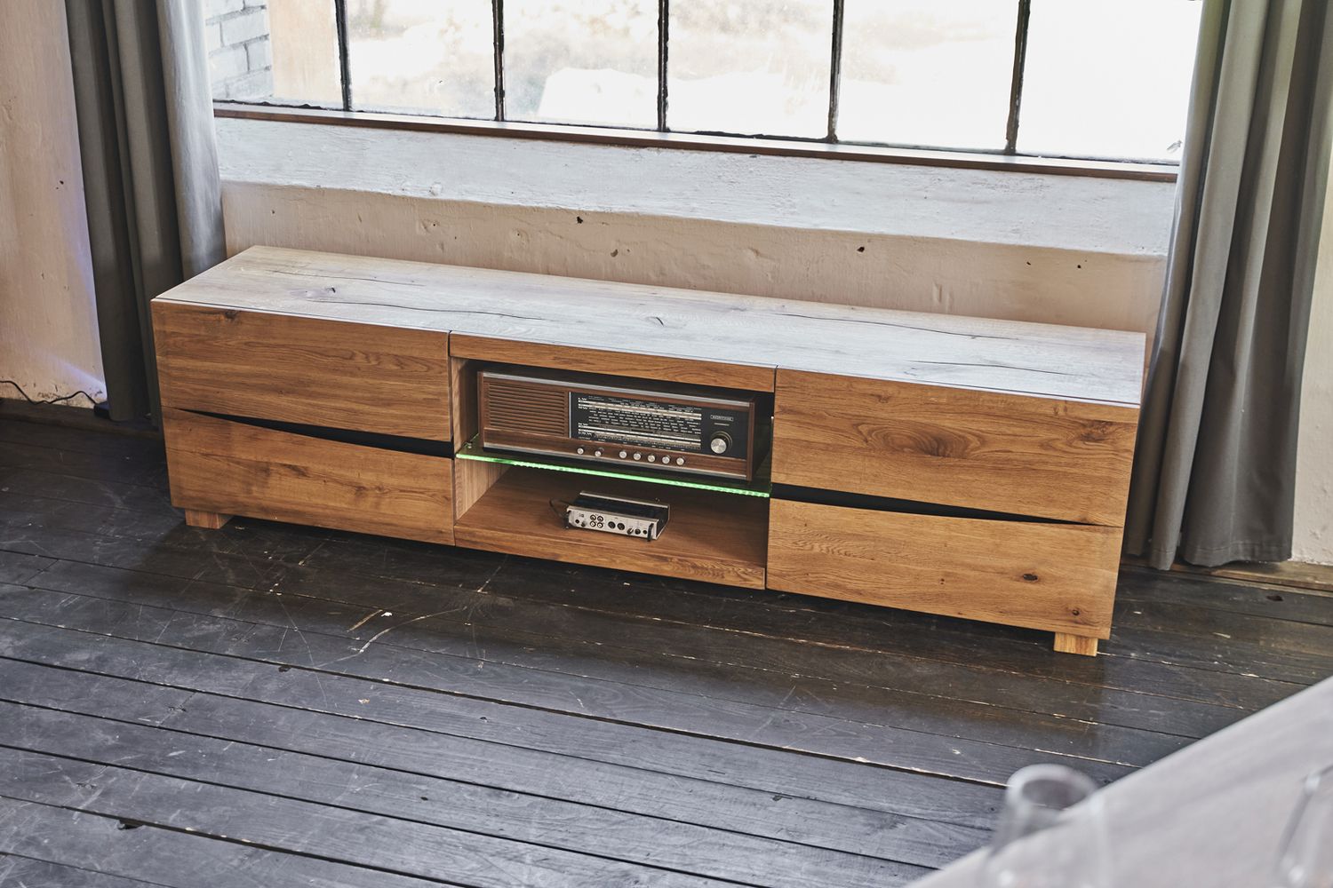 Das KAWOLA TV-Board YOSHA ist ein absoluter Hingucker und setzt ein Statement für modernes und qualitativ hochwertiges Wohnen. Hier kommen keine Wünsche zu kurz. TV-Board beinhaltet insgesamt zwei ...