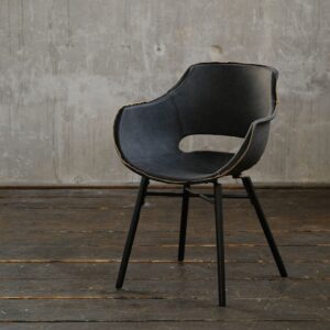 Der ZAJA Esszimmerstuhl vereint stilvolles Design mit hohem Sitzkomfort. Dieser moderne Polsterstuhl lädt zum Verweilen ein. Das hochwertige Echtleder ist strapazierfähig und pflegeleicht. Die offe...