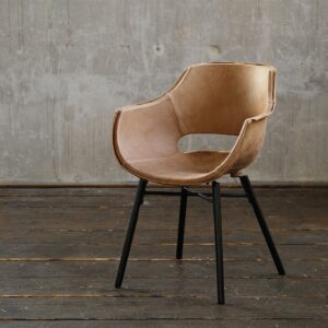 Der ZAJA Esszimmerstuhl vereint stilvolles Design mit hohem Sitzkomfort. Dieser moderne Polsterstuhl lädt zum Verweilen ein. Das hochwertige Echtleder ist strapazierfähig und pflegeleicht. Die offe...