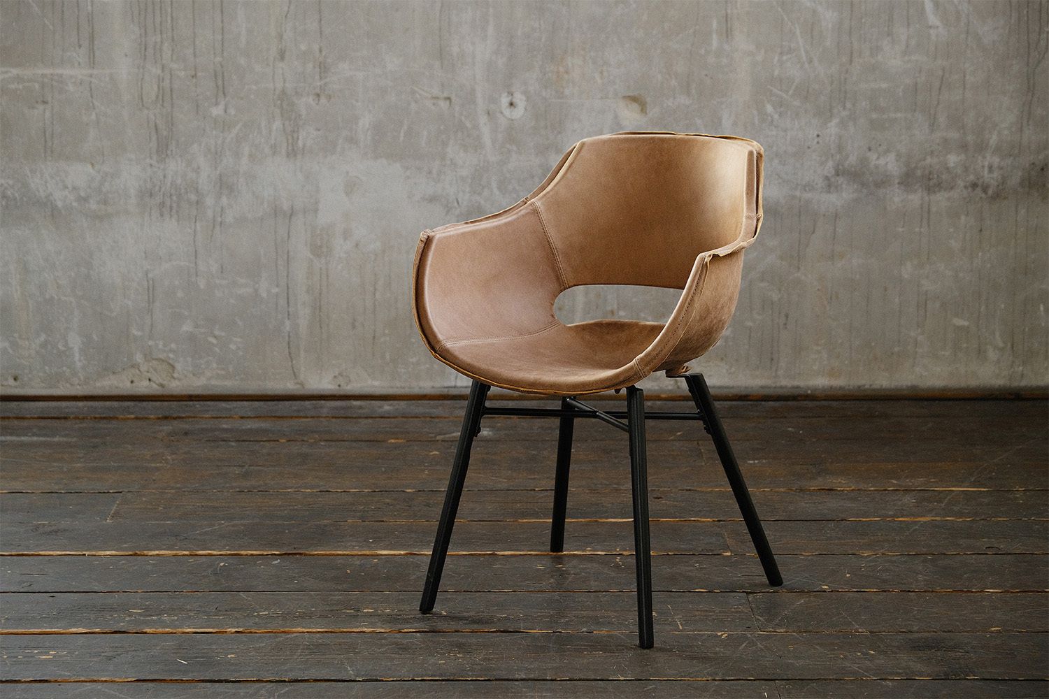 Der ZAJA Esszimmerstuhl vereint stilvolles Design mit hohem Sitzkomfort. Dieser moderne Polsterstuhl lädt zum Verweilen ein. Das hochwertige Echtleder ist strapazierfähig und pflegeleicht. Die offe...