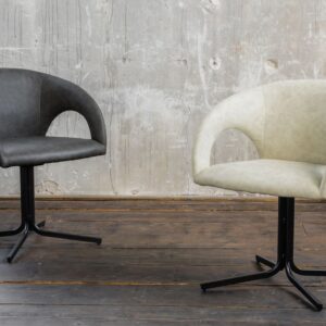 Der KAWOLA Stuhl WICOS begeistert durch tolle Materialien und außergewöhnliches Design. Die Kombination des beigen Kunstleders der Sitzschale und den eleganten schwarzen Metallfüßen ergeben ein sti...