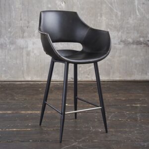 Der elegante Barstuhl ZAJA von KAWOLA vereint Komfort und stilvolles Design. Dieser moderne Barhocker ist die ideale Ergänzung für jede Küche