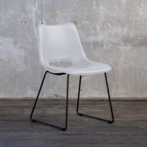 Mit seinem industriellen Look verleiht der Stuhl ASCO von KAWOLA jedem Raum etwas Modernes. Die Kombination mit dem weißen Farbton des Kunstleders und der schwarzen