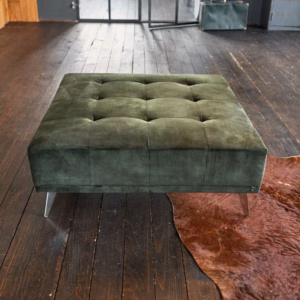 Der KAWOLA Hocker WIOLO aus elegantem Samt ist mit seiner Mischung aus klassischer Eleganz und modernem Design ein unverzichtbares Must-Have für jedes Wohnzimmer. Das weiche Polster macht den Hocke...