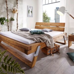 Das KAWOLA Balkenbett TOMA verbindet auf elegante Weise klassische Natürlichkeit mit einer lebhaften Modernität. Die geölte Oberfläche lässt die Holzmaserung sanft schimmern und verleiht ihr so ein...