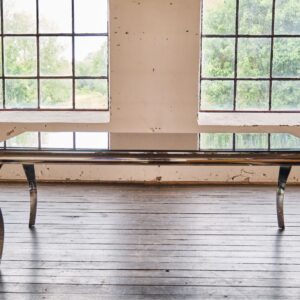 Der KAWOLA Esstisch AMARA ist ein Eyecatcher im eleganten Barock-Design. Hier können Sie zu jeder Tageszeit stilvoll speisen. Die schwarze Tischplatte aus Glas ist sehr hochwertig verarbeitet