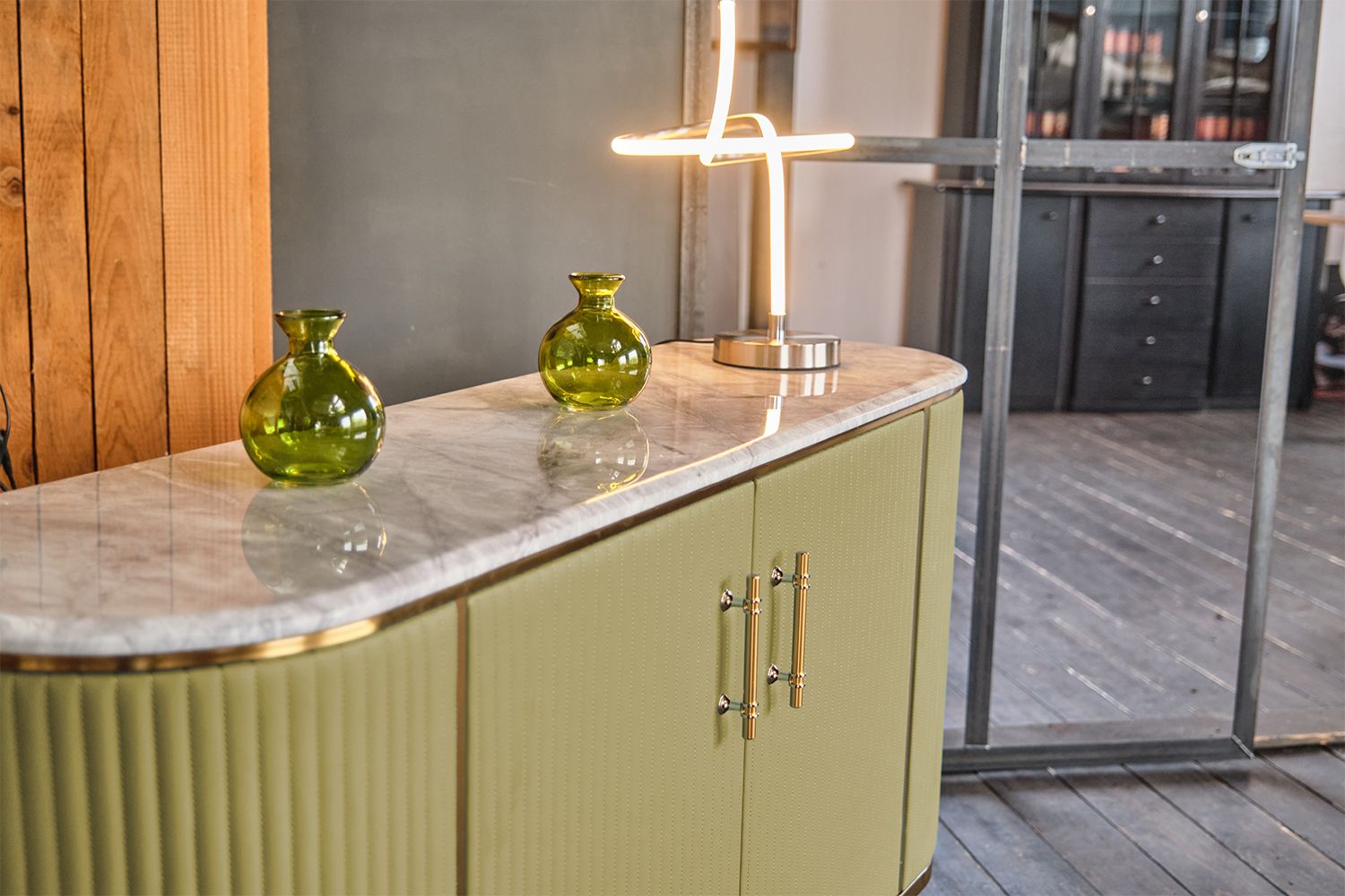 KAWOLA Sideboard MARIA Marmorplatte Kunstleder olivgrün – Bild 2