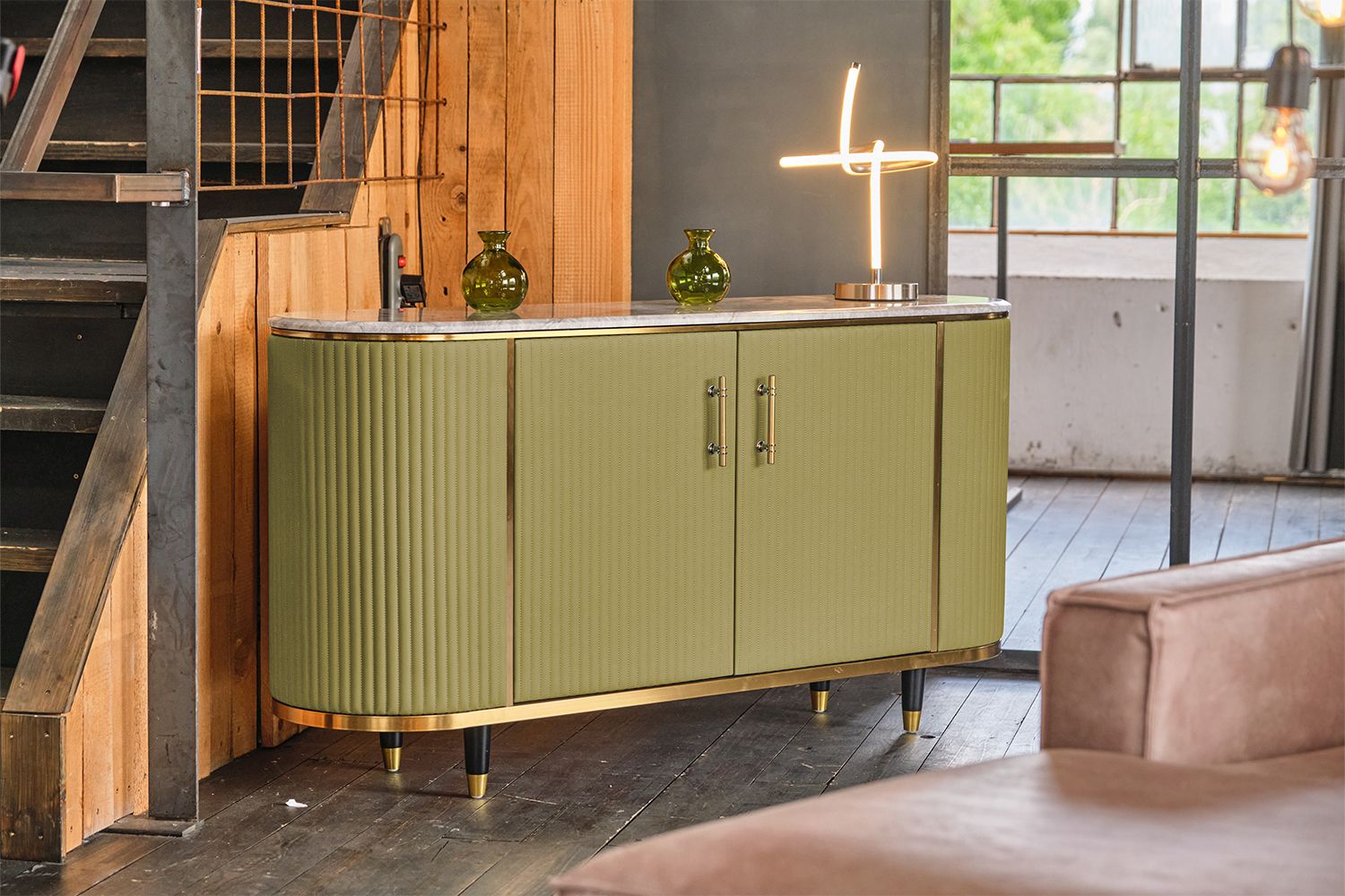 Das KAWOLA Sideboard MARIA ist ein Eyecatcher in jedem Zuhause. Sein nostalgisches Retro-Design im 50er-Jahre-Stil zeichnet sich besonders durch den Materialmix aus. Die Platte aus hellgrauem Marmo...