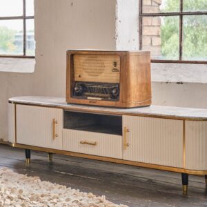 Das KAWOLA Lowboard MARIA ist ein Eyecatcher in jedem Zuhause. Sein nostalgisches Retro-Design im 50er-Jahre-Stil zeichnet sich besonders durch den Materialmix aus. Die Platte aus hellgrauem Marmor...