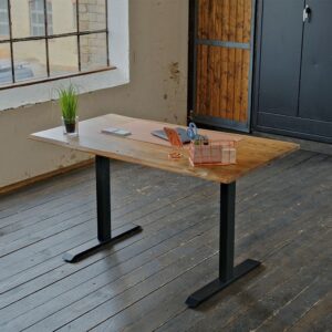 Der KAWOLA Schreibtisch LORA verbindet auf elegante Weise funktionale Modernität mit klassischem Design und fügt sich nahtlos in jedes Interieur ein. Das Aushängeschild des Tisches sind die Tischka...