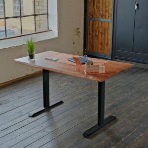 Der KAWOLA Schreibtisch LORA verbindet auf elegante Weise funktionale Modernität mit klassischem Design und fügt sich nahtlos in jedes Interieur ein. Das Aushängeschild des Tisches sind die Tischka...