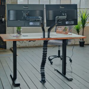 Der KAWOLA Schreibtisch LORA verbindet auf elegante Weise funktionale Modernität mit klassischem Design und fügt sich nahtlos in jedes Interieur ein. Das Aushängeschild des Tisches sind die Tischka...