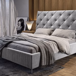 Das KAWOLA Polsterbett ANNY ist eine echte Bereicherung für jedes Schlafzimmer. Das Kopfteil sowie Fuß-und Seitenteile sind mit hochwertigem Velvet-Stoff bezogen. Die klassischen Absteppungen am Ko...