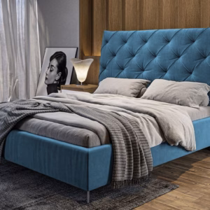 Das KAWOLA Polsterbett ANNY ist eine echte Bereicherung für jedes Schlafzimmer. Das Kopfteil sowie Fuß-und Seitenteile sind mit hochwertigem Velvet-Stoff bezogen. Die klassischen Absteppungen am Ko...