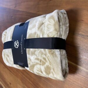 Die Tagesdecke ARABESQUE von Christian Lacroix bringt Eleganz in Ihr Zuhause. Mit ihrer weichen Oberfläche wird sie Ihnen angenehme Nächte bescheren und Sie morgens in wohlige Wärme hüllen. Die atm...