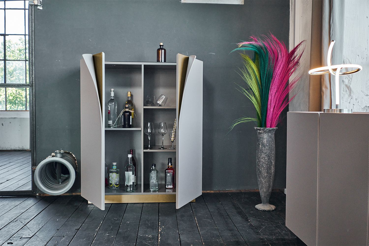 perfekt für moderne Großstadtlofts. Mit seinem urbanen Flair und stilvollen Grau passt es nicht nur als praktischer Schrank