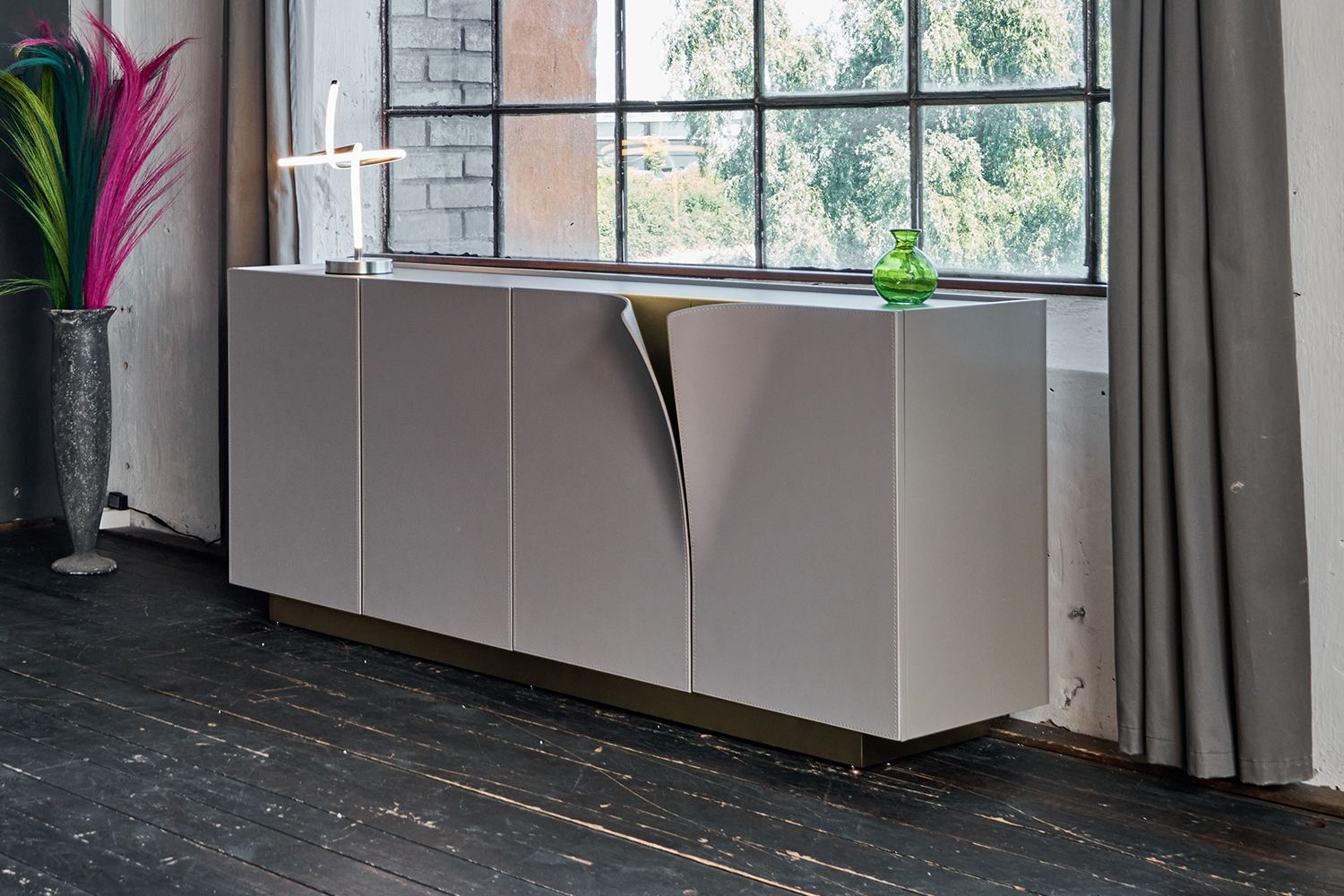 Willkommen zur Vorstellung des exquisiten Sideboards EMMA von KAWOLA! Dieses moderne Möbelstück in stilvollem Grau vereint Funktionalität und Ästhetik