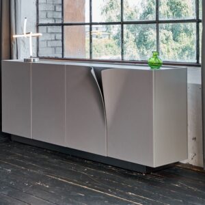 Willkommen zur Vorstellung des exquisiten Sideboards EMMA von KAWOLA! Dieses moderne Möbelstück in stilvollem Grau vereint Funktionalität und Ästhetik