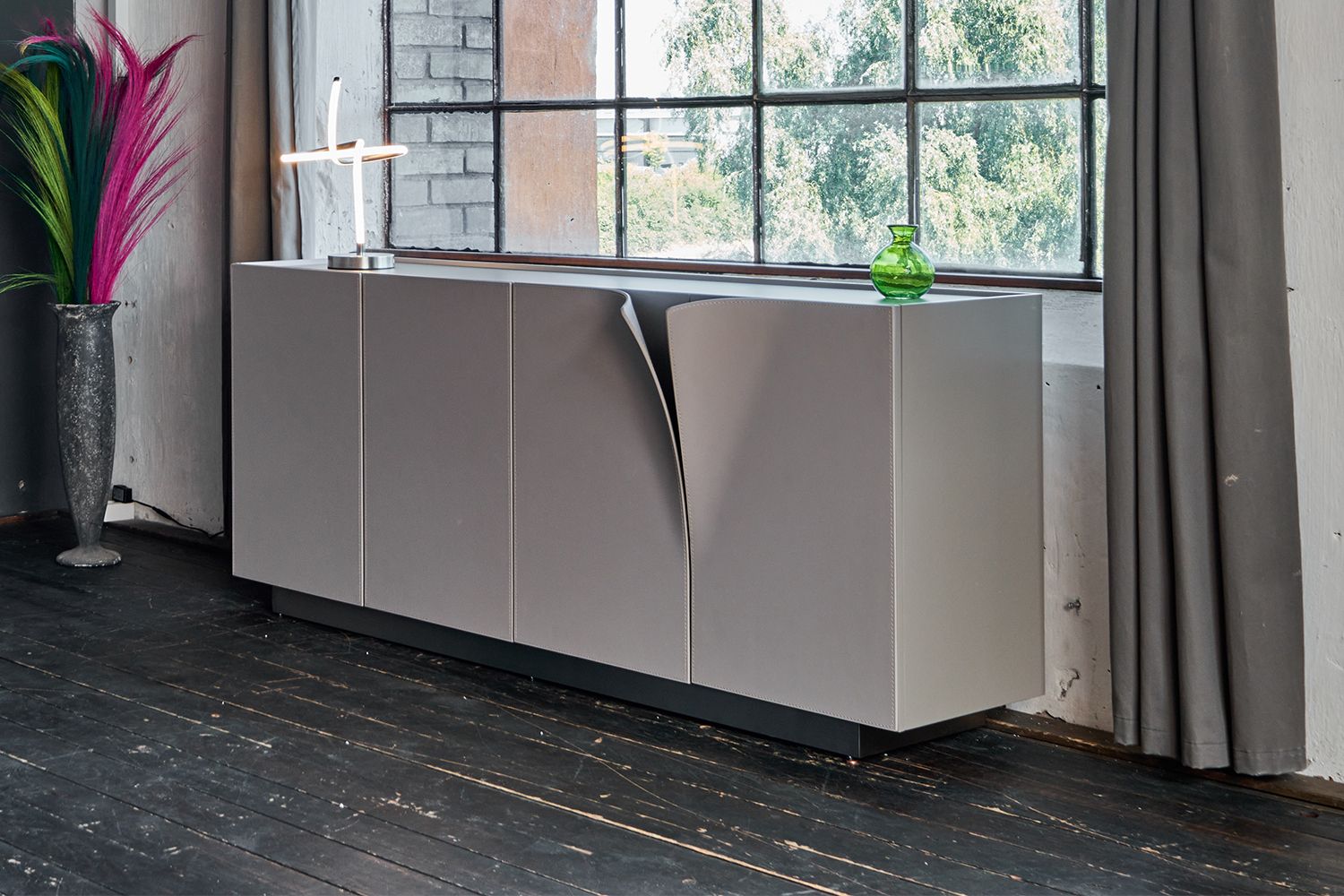 Willkommen zur Vorstellung des exquisiten Sideboards EMMA von KAWOLA! Dieses moderne Möbelstück in stilvollem Grau vereint Funktionalität und Ästhetik