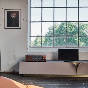 Entdecken Sie das moderne Lowboard EMMA von KAWOLA - ein stilvolles Möbelstück mit urbanem Loft-Flair. Das graue TV-Board fügt sich perfekt in moderne Wohnzimmer ein. Mit einer Höhe von 42 cm