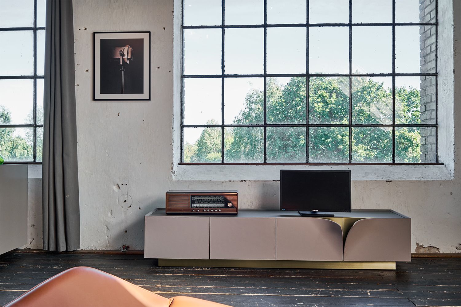 Entdecken Sie das moderne Lowboard EMMA von KAWOLA - ein stilvolles Möbelstück mit urbanem Loft-Flair. Das graue TV-Board fügt sich perfekt in moderne Wohnzimmer ein. Mit einer Höhe von 42 cm