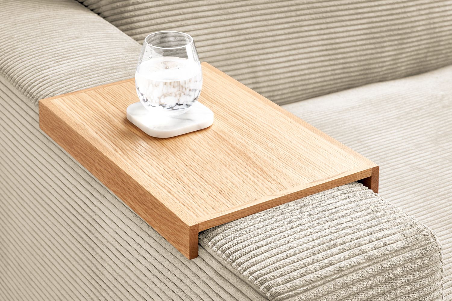 Entdecken Sie dieses elegante Holztablett von KAWOLA