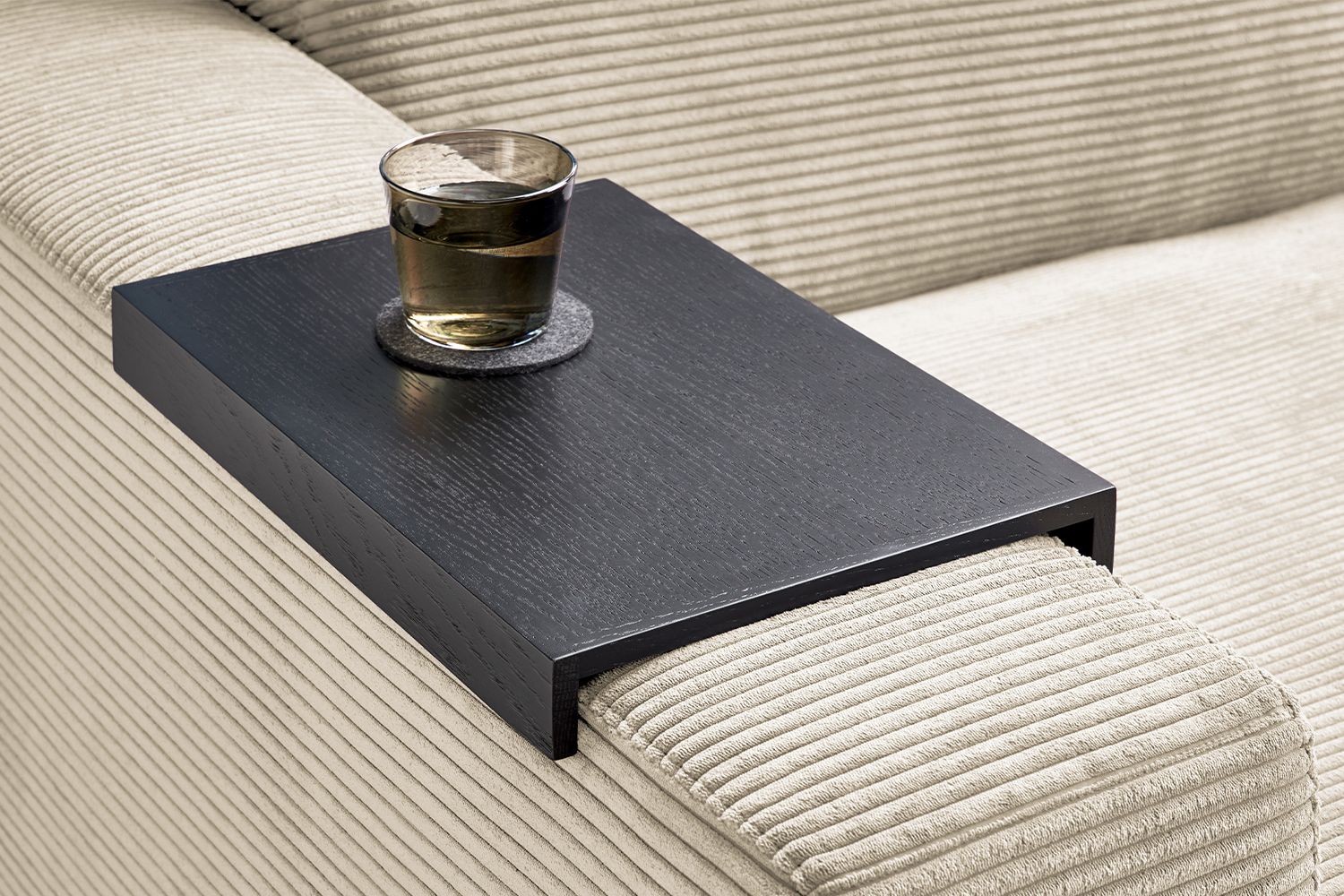 Entdecken Sie dieses elegante Holztablett von KAWOLA