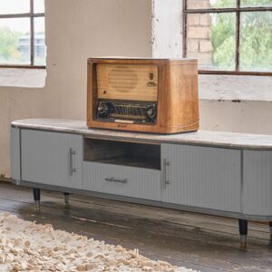 Das KAWOLA Lowboard MARIA ist ein Eyecatcher in jedem Zuhause. Sein nostalgisches Retro-Design im 50er-Jahre-Stil zeichnet sich besonders durch den Materialmix aus. Die Platte aus hellgrauem Marmor...