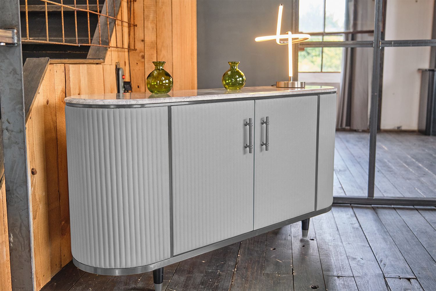Das KAWOLA Sideboard MARIA ist ein Eyecatcher in jedem Zuhause. Sein nostalgisches Retro-Design im 50er-Jahre-Stil zeichnet sich besonders durch den Materialmix aus. Die Platte aus hellgrauem Marmo...