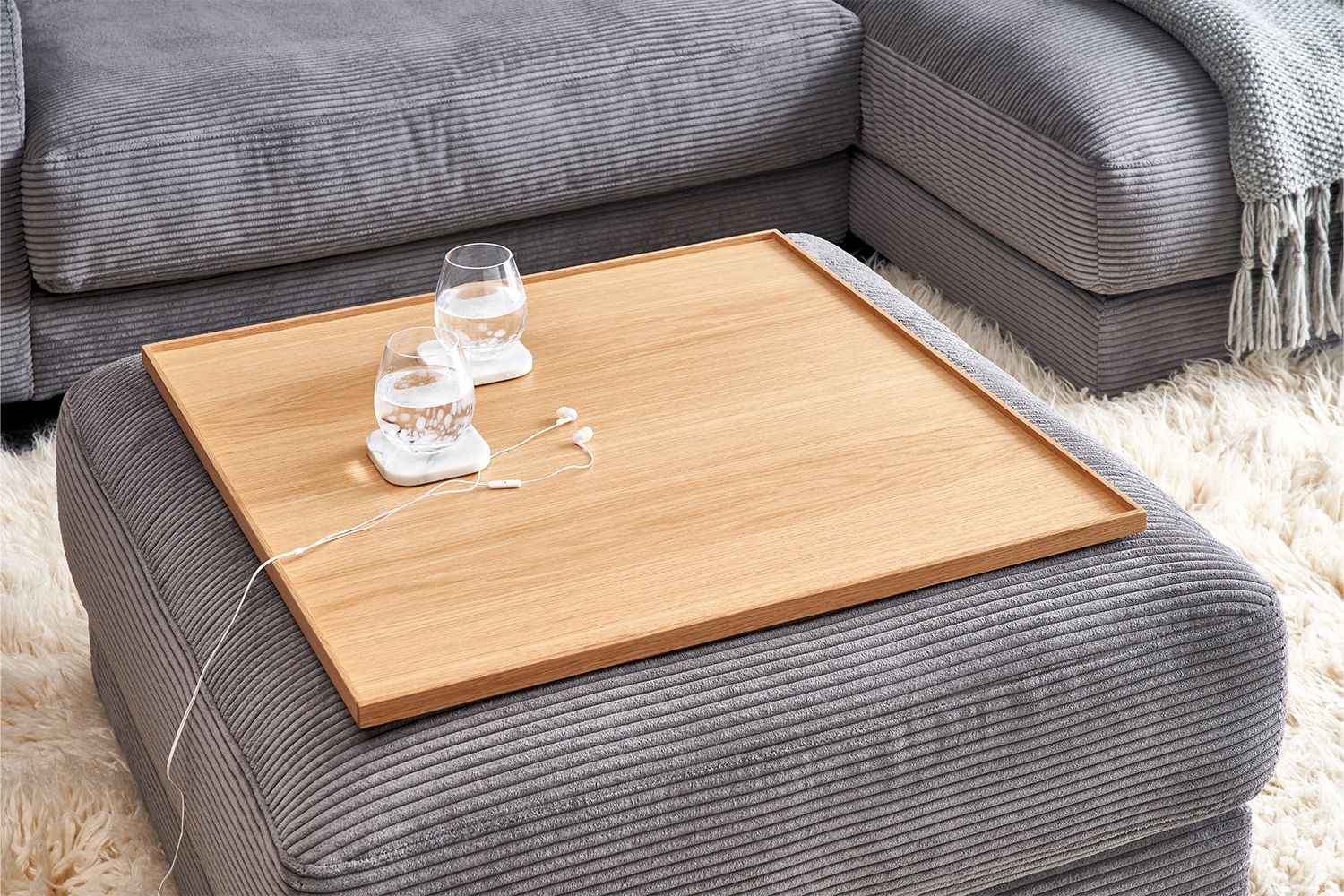 Entdecken Sie dieses elegante Holztablett von KAWOLA