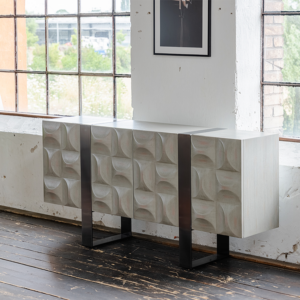 Das KAWOLA Sideboard MARGO besticht durch seine elegante Kombination aus modernem Design und praktischer Funktionalität. Der Korpus und die Türen sind stilvoll mit hochwertigem grauen Ulmenholz fur...