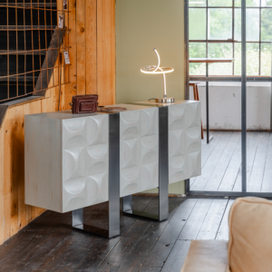 Das KAWOLA Sideboard MARGO besticht durch seine elegante Kombination aus modernem Design und praktischer Funktionalität. Der Korpus und die Türen sind stilvoll mit hochwertigem grauen Ulmenholz fur...