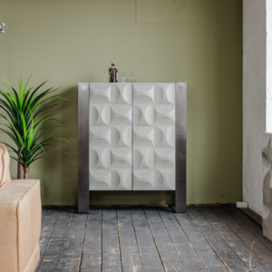 Das KAWOLA Highboard MARGO besticht durch seine elegante Kombination aus modernem Design und praktischer Funktionalität. Der Korpus und die Türen sind stilvoll mit hochwertigem grauen Ulmenholz fur...