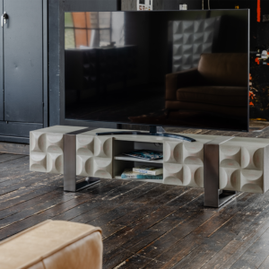 Das KAWOLA Lowboard MARGO besticht durch seine elegante Kombination aus modernem Design und praktischer Funktionalität. Mit seiner Breite von 180 cm ist es der ideale Platz für Ihren Fernseher. Der...