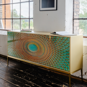 Das KAWOLA Sideboard LAGO besticht durch seine elegante Kombination aus ausgefallenem Design und praktischer Funktionalität. Die Türen sind mit Hartglas beschichtet und weisen goldfarbene Verzierun...