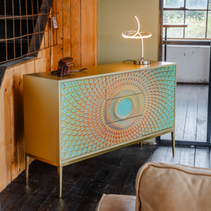 Das KAWOLA Sideboard LAGO besticht durch seine elegante Kombination aus ausgefallenem Design und praktischer Funktionalität. Die Türen und Schubladen sind mit Hartglas beschichtet und weisen goldfa...