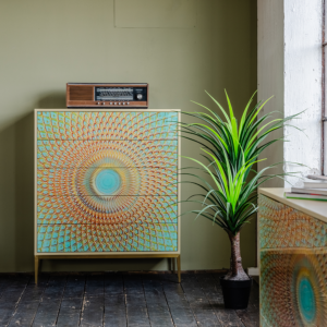 Das KAWOLA Highboard LAGO besticht durch seine elegante Kombination aus ausgefallenem Design und praktischer Funktionalität. Die Schubladen sind mit Hartglas beschichtet und weisen goldfarbene Verz...