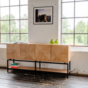 Das KAWOLA Sideboard ANJO besticht durch seine elegante Kombination aus modernem Design und praktischer Funktionalität. Der Korpus und die Türen sind stilvoll mit hochwertigem Eichenholz furniert