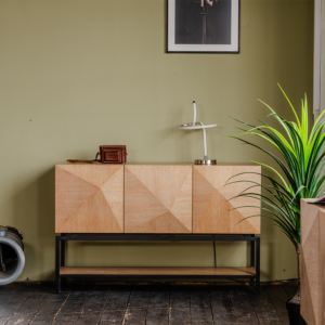 Das KAWOLA Sideboard ANJO besticht durch seine elegante Kombination aus modernem Design und praktischer Funktionalität. Der Korpus und die Türen sind stilvoll mit hochwertigem Eichenholz furniert