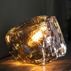 Die KAWOLA Tischlampe EDESSA ist ein echter Hingucker und verleiht jedem Raum einen modernen Touch. Diese elegante Lampe aus mundgeblasenem Glas beeindruckt durch ihre hochwertige Verarbeitung und ...