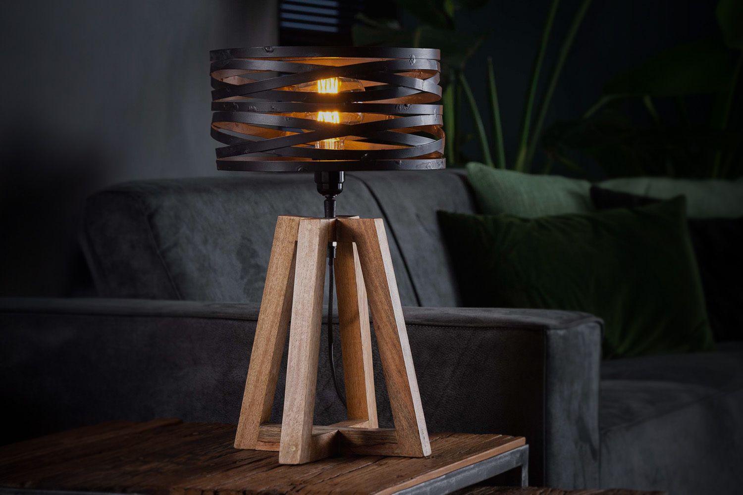 Die KAWOLA Tischlampe DALIAN ist ein trendiges Highlight für Ihr Zuhause. Mit ihrem gedrehten Metallschirm und dem gekreuzten Holzrahmen kombiniert diese Leuchte stilvolle Materialien auf innovativ...